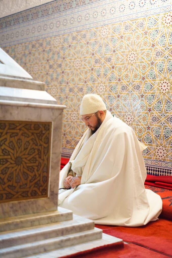 Chaykh Sidi Mouad al-Qâdiri Boutchich se recueillant sur les tombes de ses maîtres Sidi Hamza et Sidi Jamal 