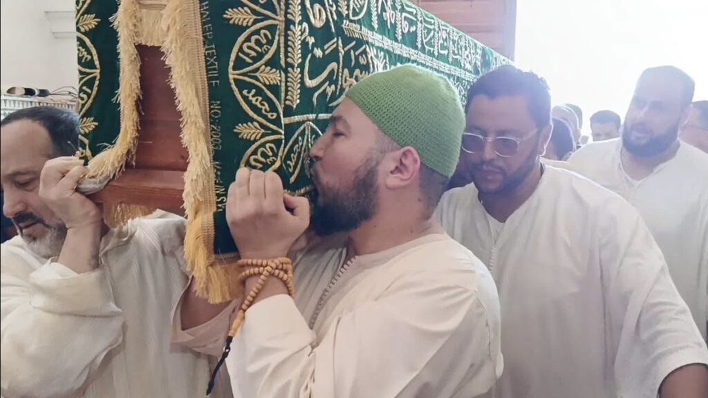 Sidi Mouad qu'Allah le préserve inhumant son père Sidi Jamal qu'Allah Sanctifie son Secret