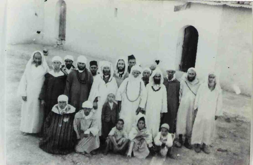 Sidi Hamza Al-Qâdiri Boutchich en compagnie de son maître Sidi Boumediene QAS et des disciples de la Tariqa Qâdiriya Boutchichiya.